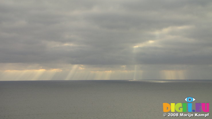 SX00545 Sunrays through clouds on sea